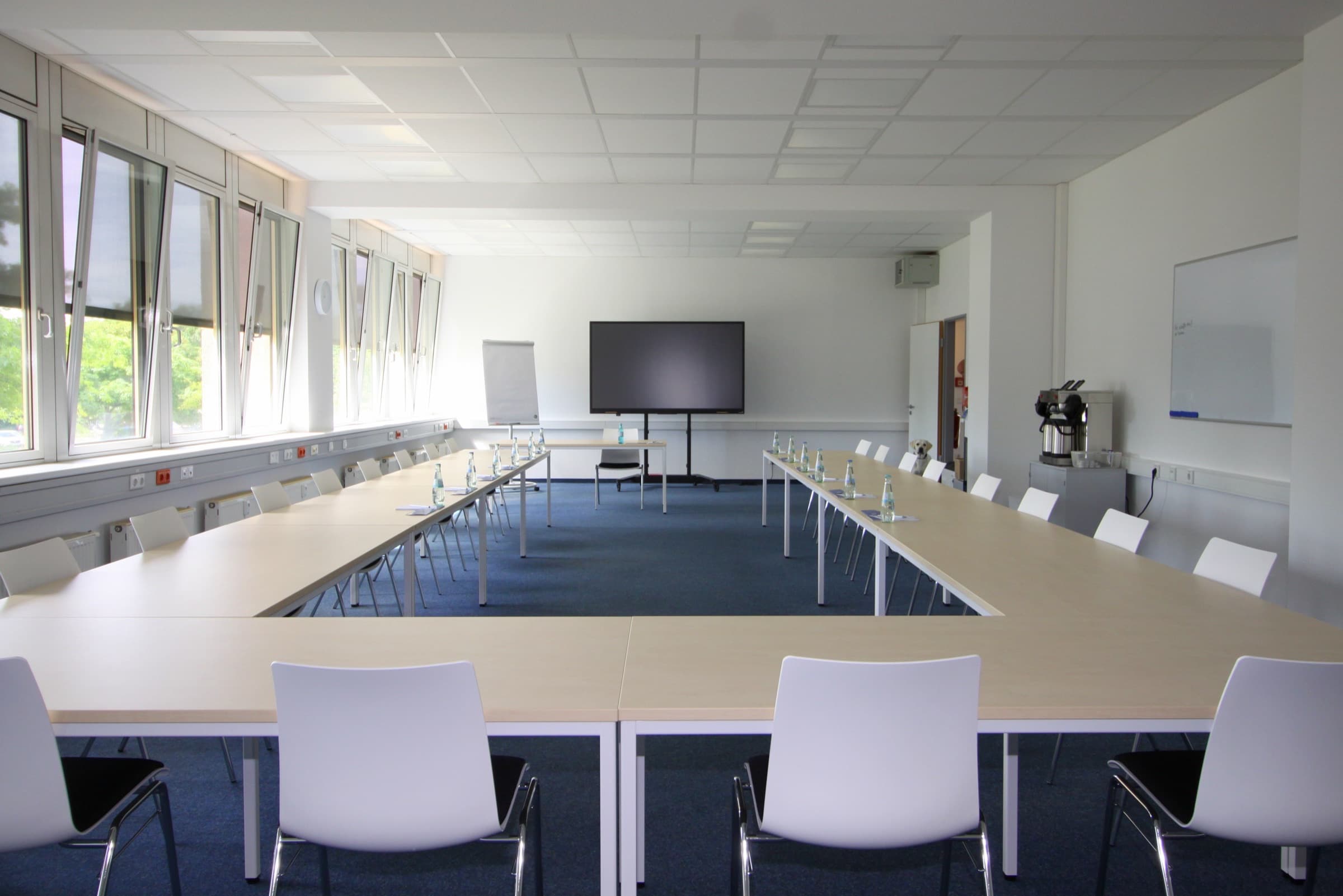 ACS Seminarraum in U-Form-Bestuhlung mit Präsentationsbildschirm und Tageslicht
