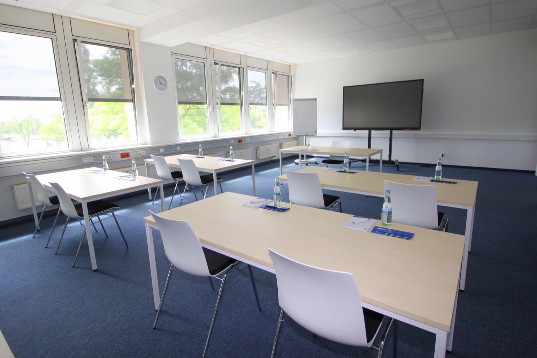 Seminarraum mit Workshop-Inseln für Kleingruppenarbeit